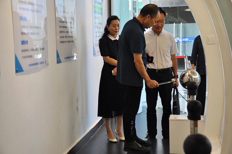 東莞市謝崗鎮委委員劉俊全一行蒞臨金美科技園參觀交流